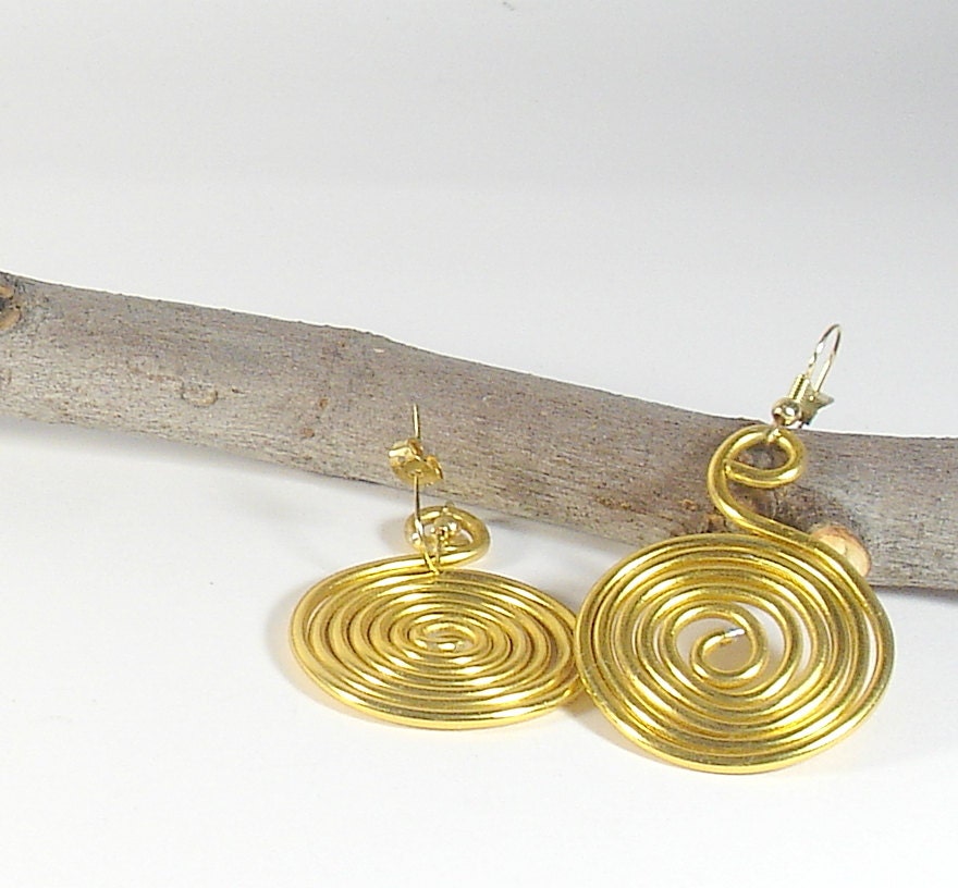 Gold spiral earrings. Aluminum wire earrings. Golden aluminium spiral earrings. Celtic earrings. Light weight earrings. Aluminium earrings